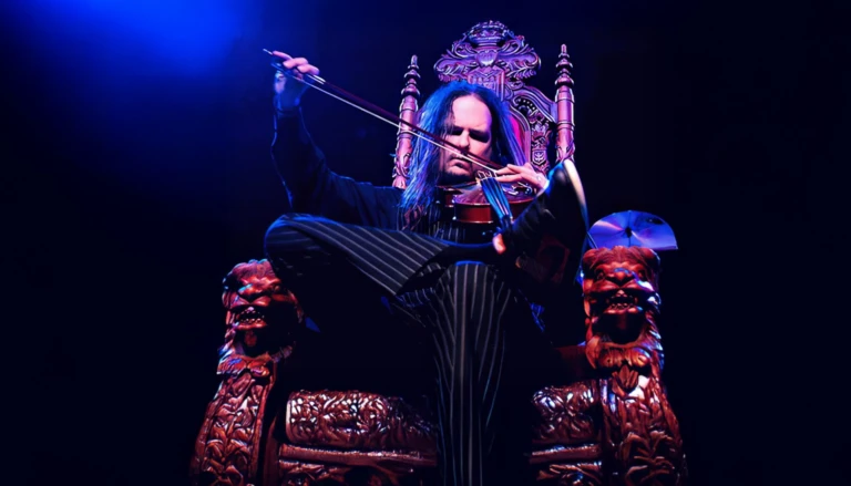 Jonathan Davis sur la tournée Alone I Play, silhouette et violon.